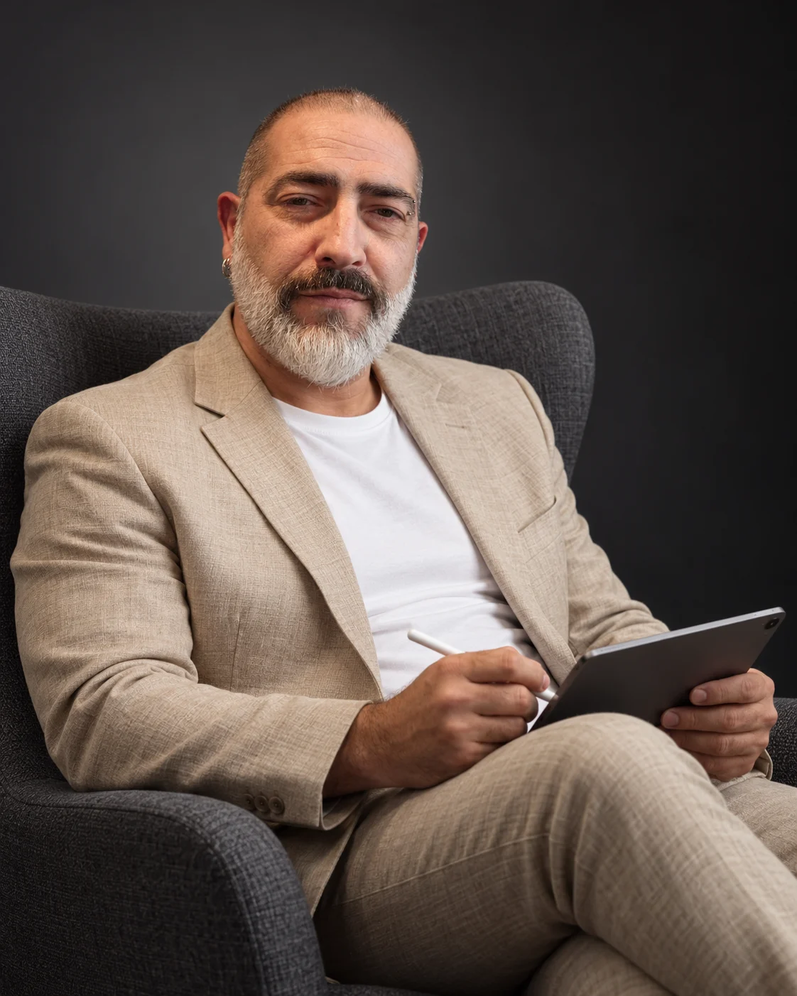 Ritratto professionale con tablet in poltrona Fabio Ton al lavoro